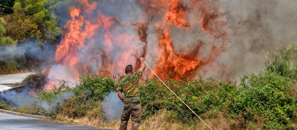 Φωτιά στην Αρκαδία: Ξέφυγε η κατάσταση – Πλησιάζουν σε σπίτια σε Λιβαδάκι και Τουμπίτσι οι φλόγες