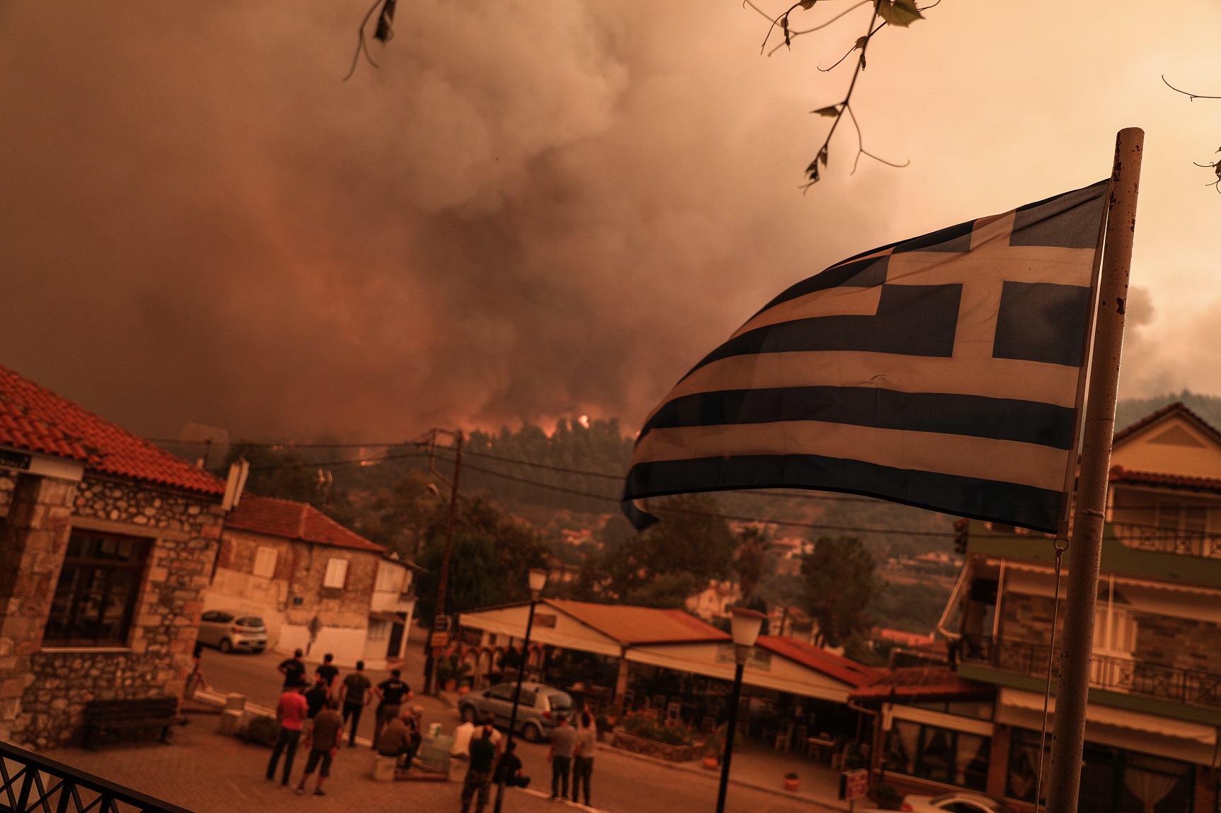 Βιβλική καταστροφή: Εικόνες «κραυγή» μέσα από τις φλόγες – Στο έλεος του Θεού η Εύβοια – Νέα αναζωπύρωση στον Γαλατσώνα