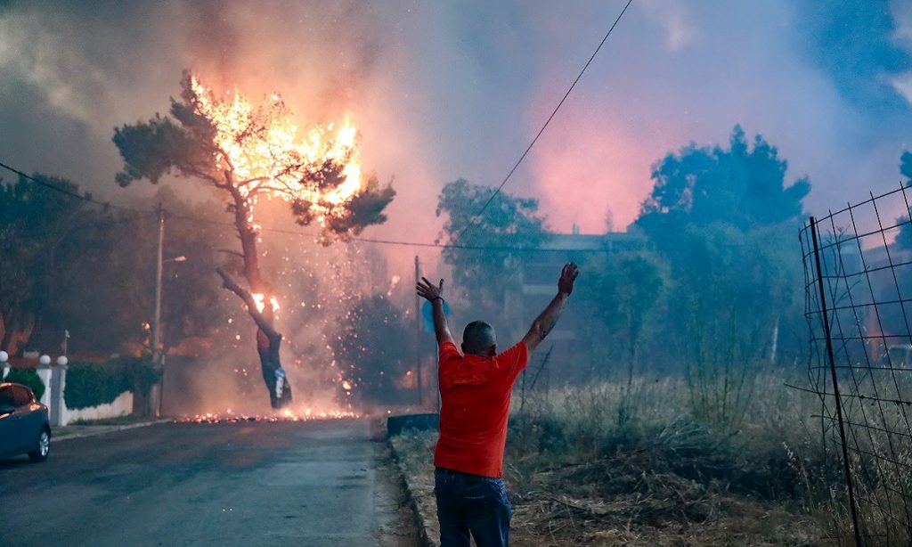 Φωτιά Αττική – Πατέρας εθελοντή δασοπυροσβέστη: «Χαροπαλεύει στην εντατική»