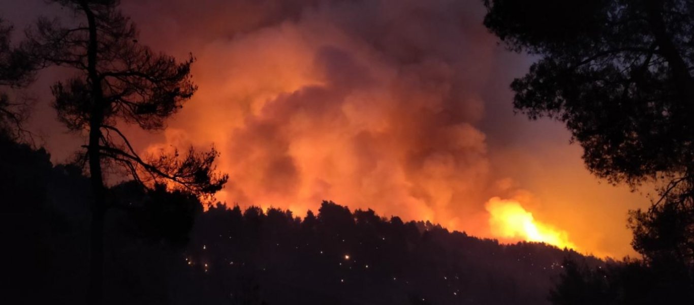 Καίγεται (και) η Αρκαδία: Στο χωριό Πυρρή έφτασαν οι φλόγες – Κάηκαν σπίτια (upd)