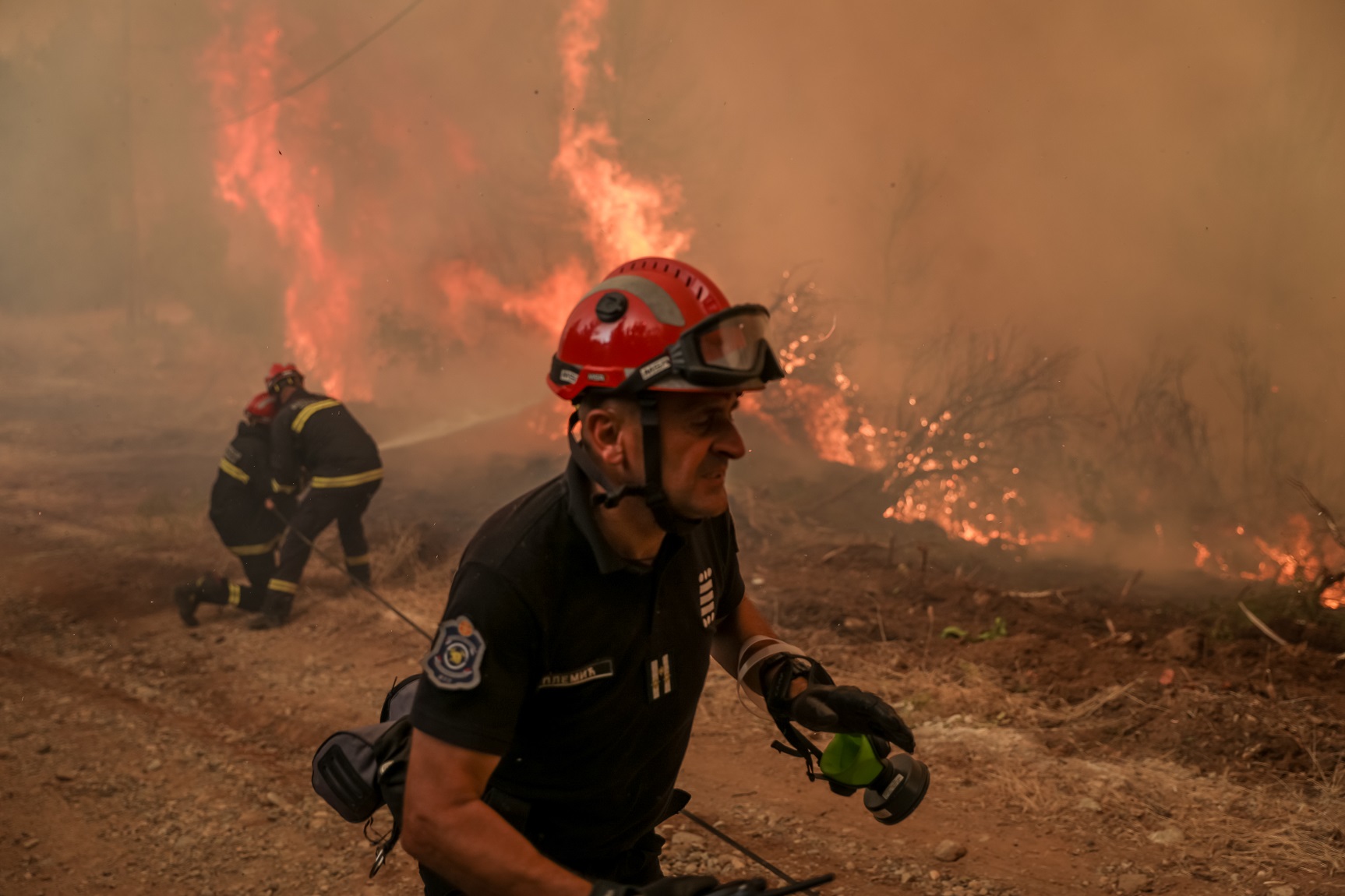 Η Ελλάδα φλέγεται και έθεσαν εκτός πυροσβέστρια επειδή δεν ήθελε να κάνει τεστ – Αποδεκάτισαν πλήρως την Πυροσβεστική