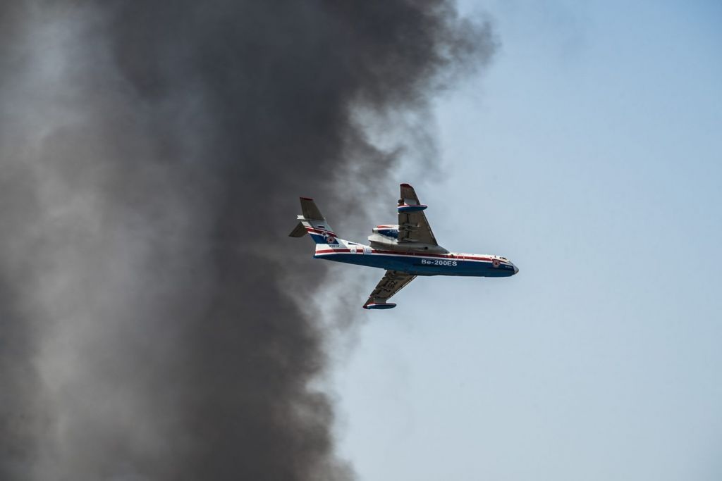 Συγκλονιστικά πλάνα μέσα από το πιλοτήριο του ρωσικού Beriev-200 (βίντεο)