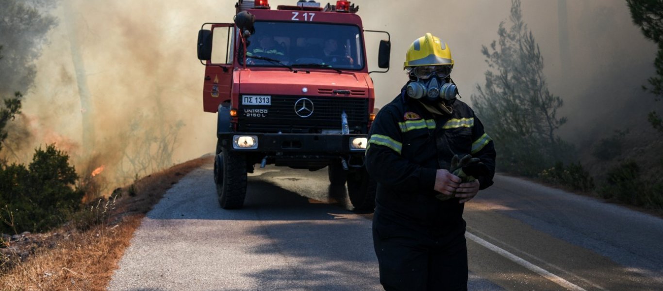 Μαίνεται η φωτιά στην Αρκαδία: Με αναπνευστικά προβλήματα δύο πυροσβέστες – Ο ένας έχει και μικροεγκαύματα