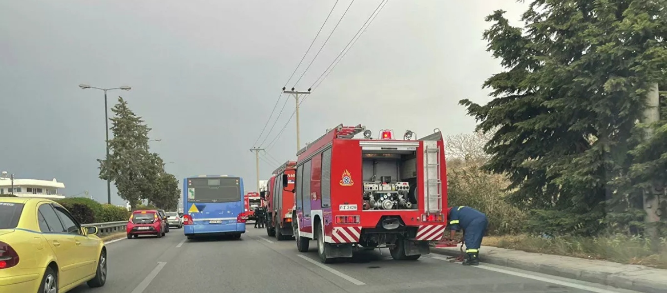 Ξέσπασε φωτιά σε υπαίθριο χώρο στη Λεωφόρο Βουλιαγμένης