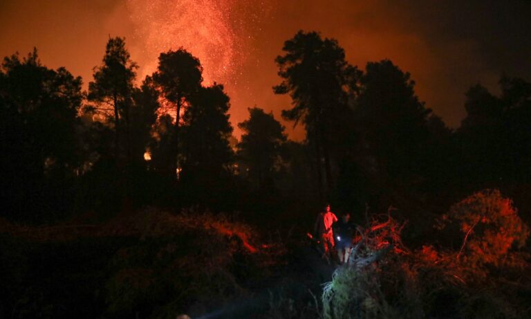 Χαλκιδική: Σε εξέλιξη βρίσκονται οι φωτιές σε Κασσάνδρα και Σιθωνία