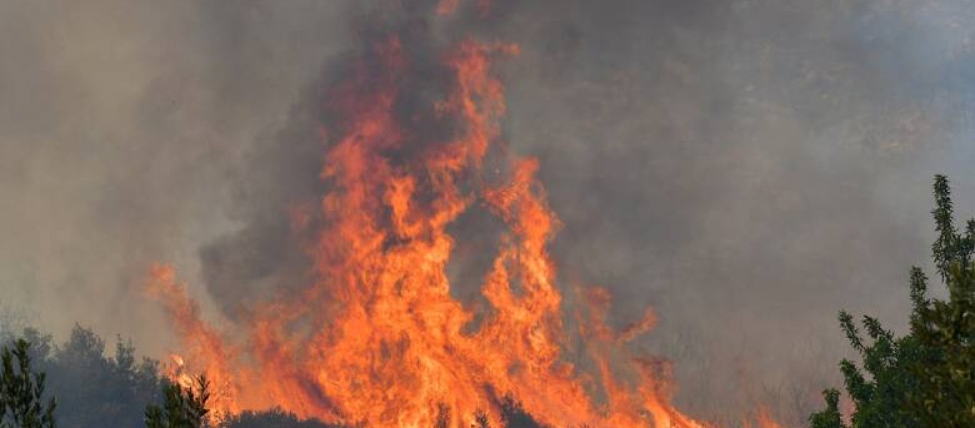 Φωτιά στη Μάνδρα: Βελτιωμένη η εικόνα – Συνεχίζουν να επιχειρούν πυροσβεστικές δυνάμεις