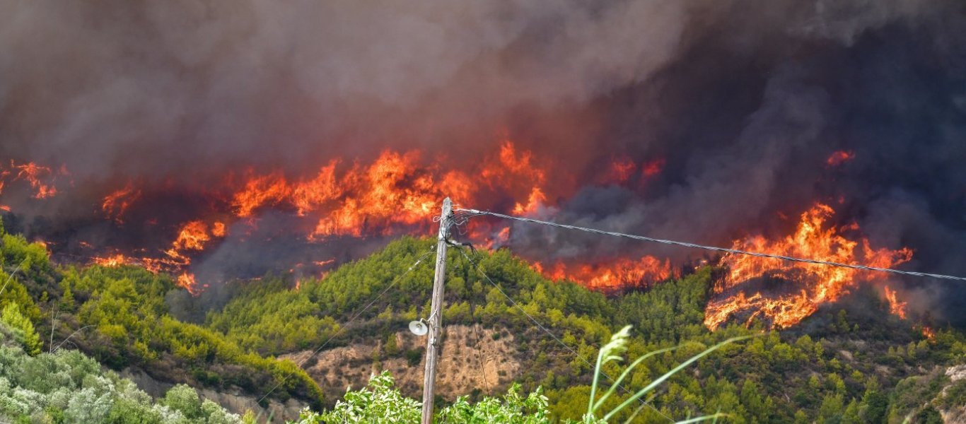 Φωτιά στο Ακρωτήρι Χανίων – Κοντά στα σπίτια οι φλόγες