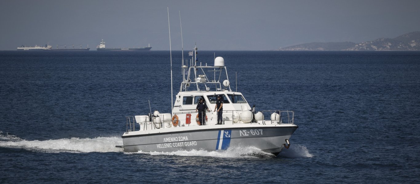 Φωκίδα: Βυθίστηκε ταχύπλοο λόγω μηχανικής βλάβης σε βραχώδη ακτή – Σώοι οι τρεις επιβαίνοντες