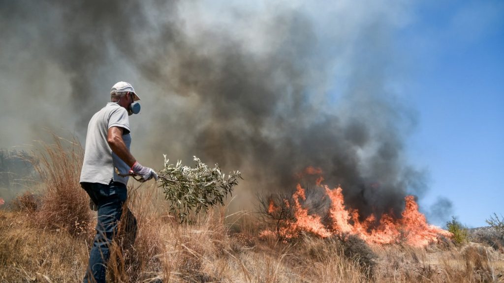 Αντιδήμαρχος Μάνδρας Π.Κολοβέντζος για Βίλια: «Το πύρινο μέτωπο εκτείνεται προς Ψάθα και Άγιο Γεώργιο»