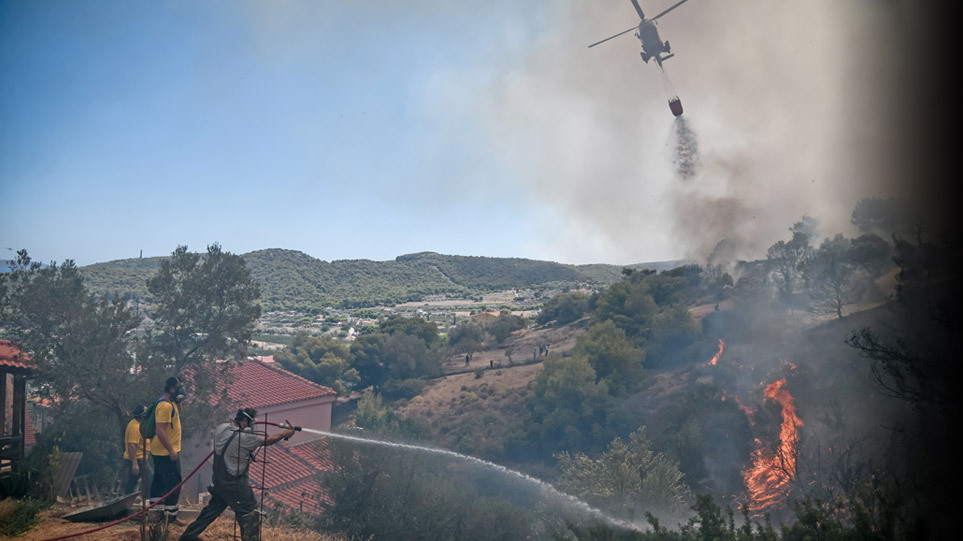 Φωτιά στην Κερατέα: «Hταν δύο άτομα ο συνοδηγός έριξε τη φωτοβολίδα» λέει αυτόπτης μάρτυρας