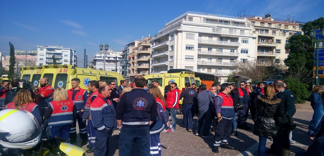 Εργαζόμενοι ΕΚΑΒ σε διαμαρτυρία κατά του υποχρεωτικού εμβολιασμού: «Όχι στην υποχρεωτικότητα και αναστολή εργασίας»