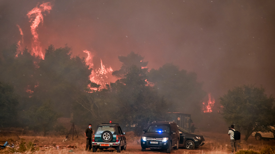 Φωτιές: Συνεχίζονται οι επιχειρήσεις κατάσβεσης – 299 πυροσβέστες επιχειρούν στα Βίλια