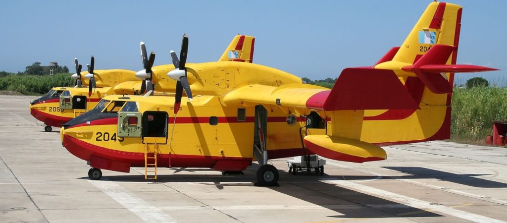 Απίστευτο βίντεο μέσα από Canadair – Επικίνδυνη βουτιά στις φλόγες (βίντεο)