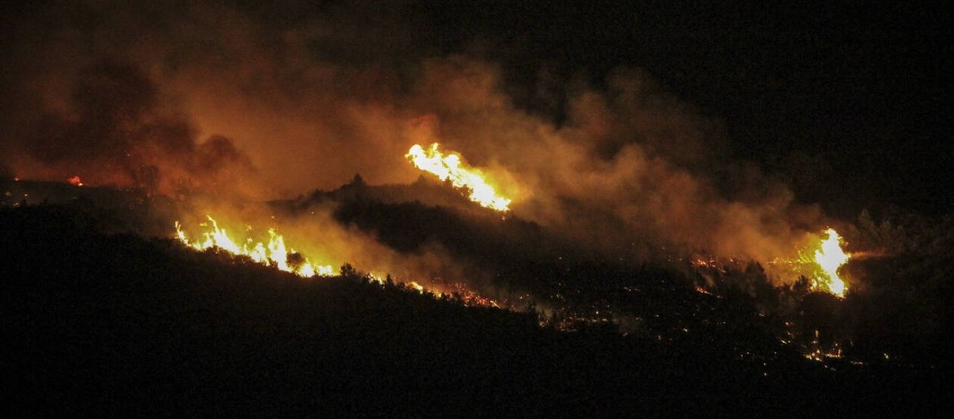 Ηλεία: Φωτιά σε δασική έκταση κοντά στον οικισμό της Ηράκλειας – Οι φλόγες είναι 100μ. από τα σπίτια