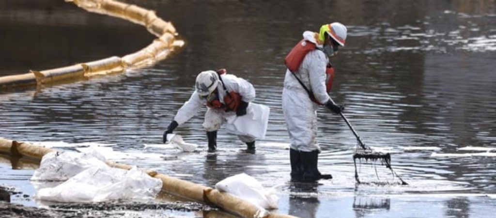 Καλιφόρνια: Καταστροφική πετρελαιοκηλίδα «ρημάζει» τις παραλίες