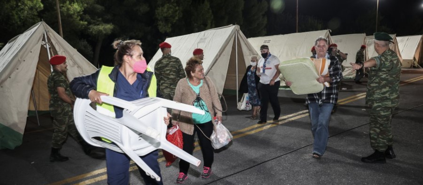 Σεισμός στην Κρήτη: Ακόμη περιμένουν τους οικίσκους στο Αρκαλοχώρι – Παιδιά κοιμούνται σε σκηνές