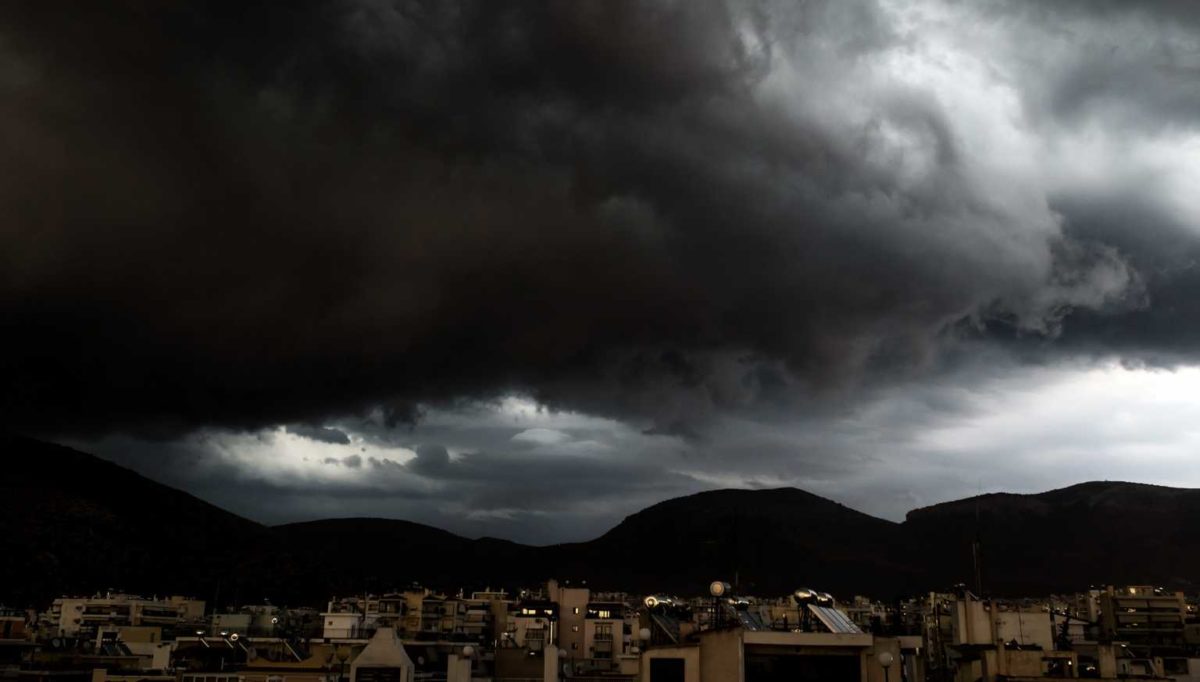 Καιρός: Συνεχίζεται η κακοκαιρία «Αθηνά» – Μπόρες και καταιγίδες την Παρασκευή