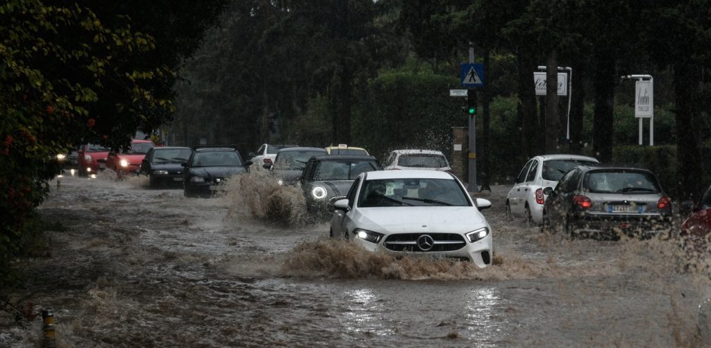 Πλημμύρισε η Λ.Ποσειδώνος – Τεράστια προβλήματα στην κυκλοφορία (φώτο)