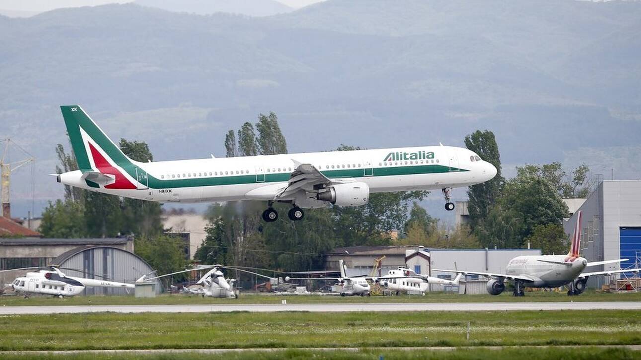 Η Alitalia έκλεισε και οι πρώην αεροσυνοδοί διαμαρτύρονται φορώντας μόνο  τα κομπινεζόν τους (βίντεο)