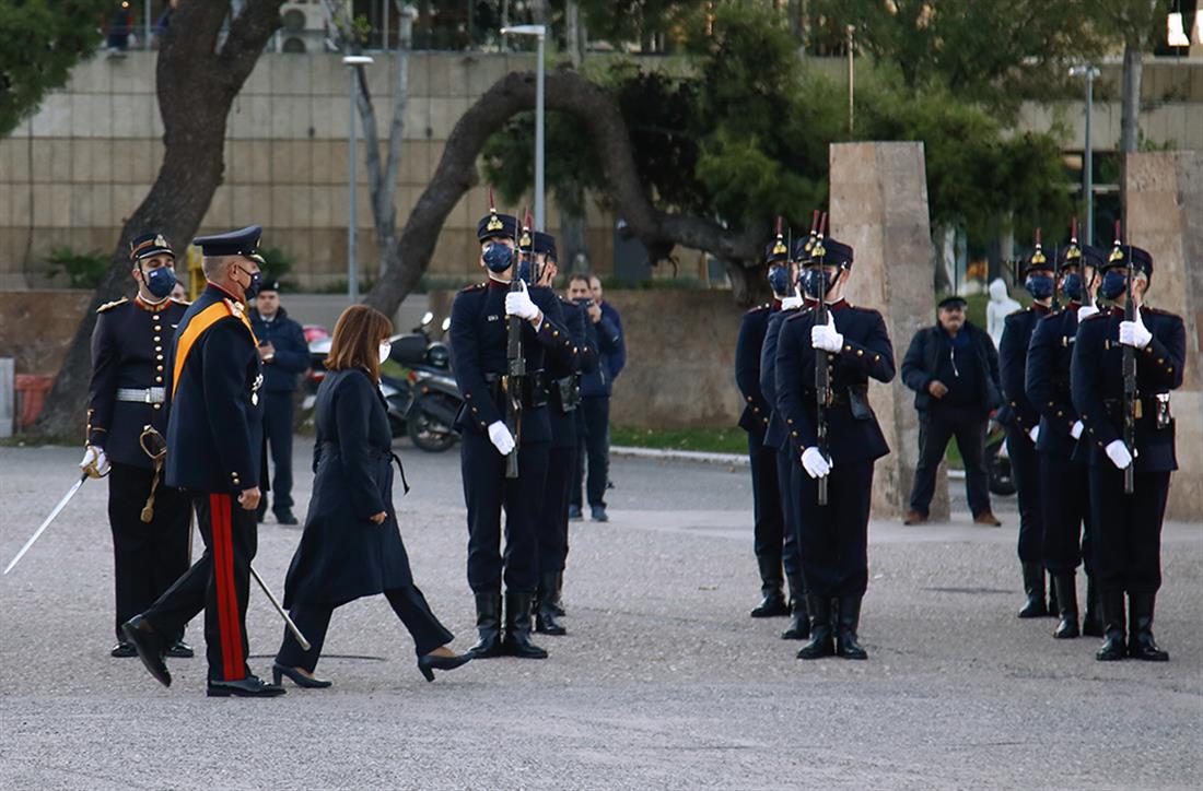 Απίστευτο βίντεο: Σκύλος διαμαρτύρεται στην ΠτΔ (προφανώς γιατί κέντησε την γάτα στο μαξιλάρι της)