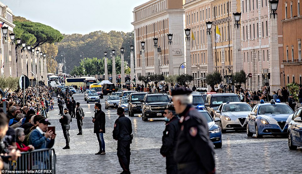 Ο Τ.Μπαίντεν τελικά όταν μιλά για κλιματική αλλαγή, εννοεί για τους άλλους- Με 85 αυτοκίνητα πομπή στον Πάπα! (βιντεο)