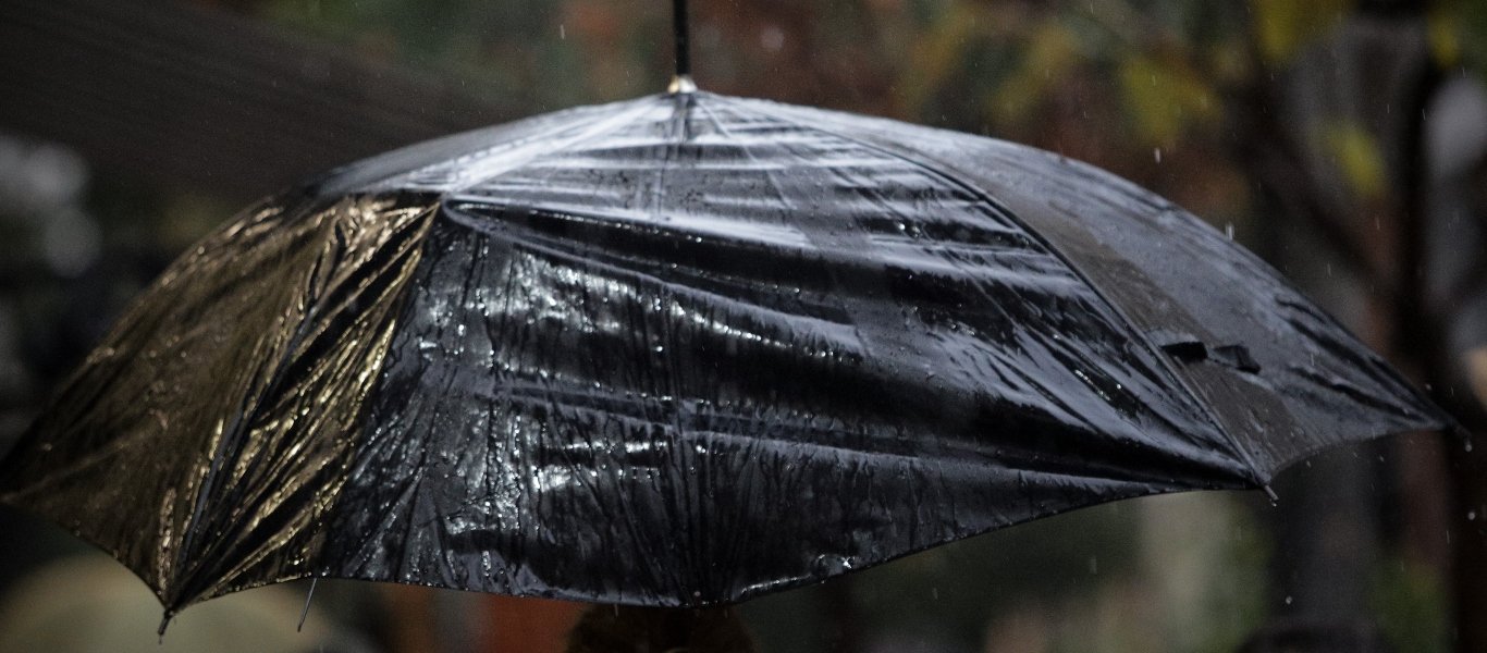 Καιρός: Έντονη συννεφιά με τοπικές βροχές και σκόνη την Τρίτη