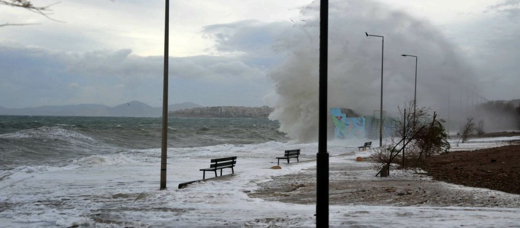 Καιρός: Βροχές με θυελλώδεις νοτιάδες και ομίχλη σήμερα – Πού θα δείξει ο υδράργυρος 28 βαθμούς