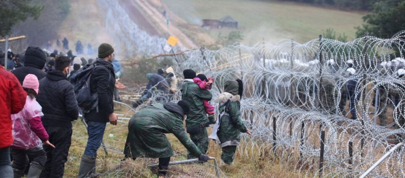 Συνεχίζεται η κρίση στα σύνορα Λευκορωσίας – Πολωνίας – Χιλιάδες παράνομοι μετανάστες παραμένουν εκεί