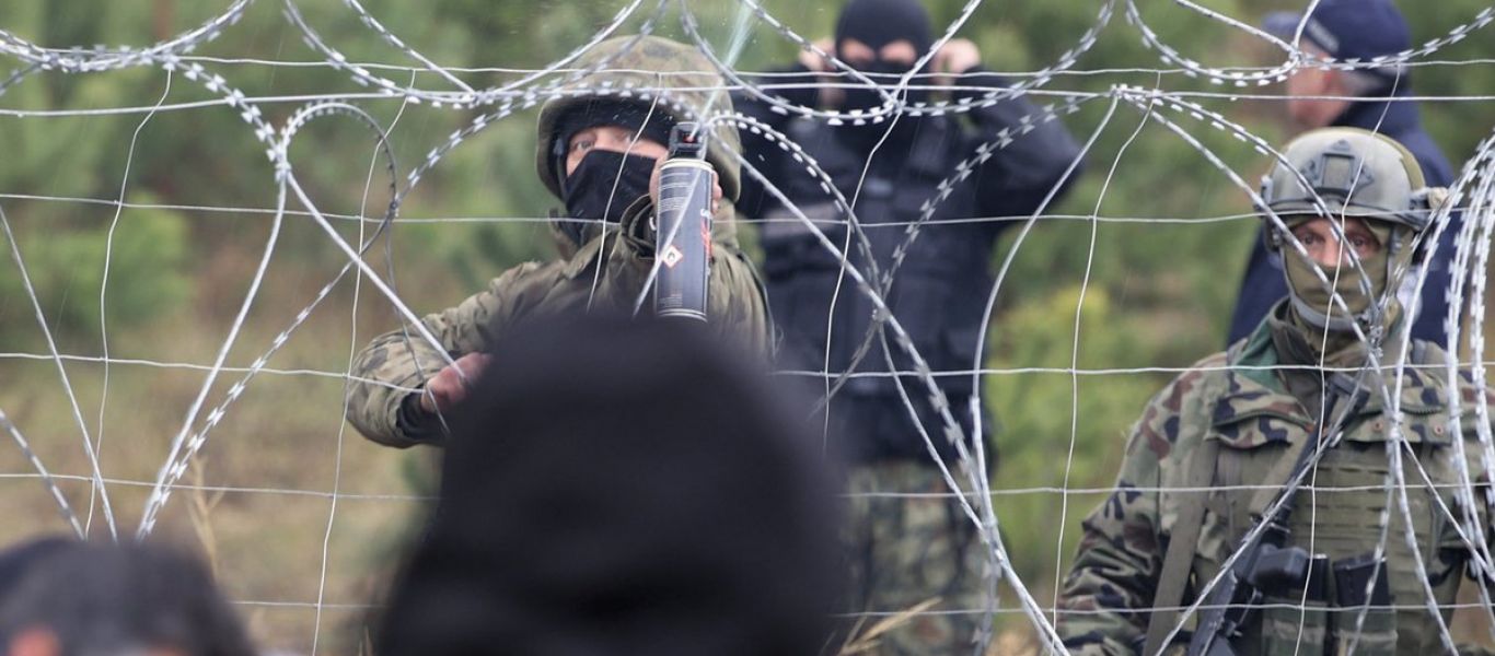 Πολωνοί συνοριοφύλακες ισχυρίζονται ότι παράνομοι μετανάστες τους έριξαν δακρυγόνα