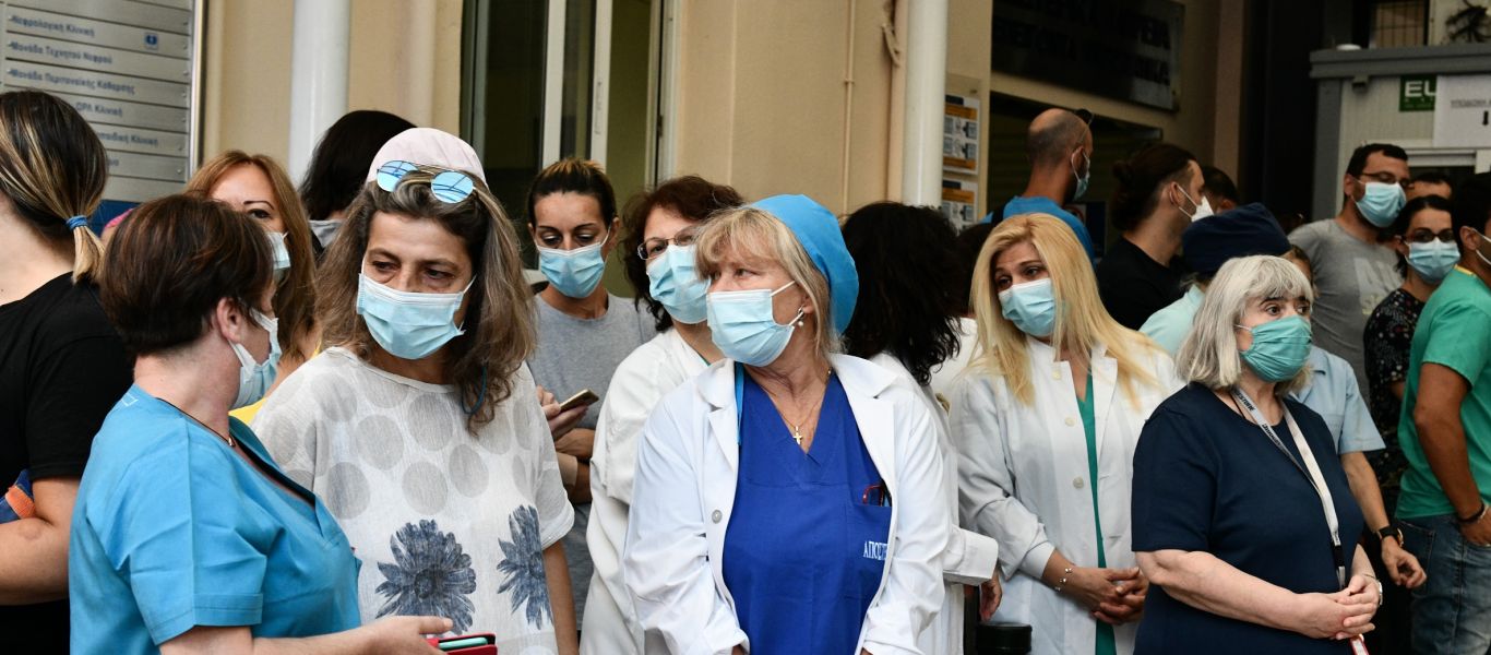 Η κυβέρνηση έδιωξε ανεμβολίαστους υγειονομικούς και τώρα «τρέχει»: Ξεκινούν σήμερα οι επιτάξεις ιδιωτών γιατρών