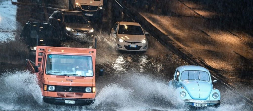 «Άνοιξαν οι ουρανοί»: Η δυτική Ελλάδα στο επίκεντρο της κακοκαιρίας – Καταρρακτώδεις βροχές  -Στα όρια τα ποτάμια (Upd)