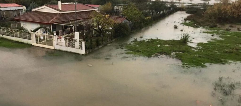 Κακοκαιρία: Επιχείρηση απεγκλωβισμού οικογένειας στην Αχαΐα – Στα δύο μέτρα το ύψος του νερού (βίντεο)