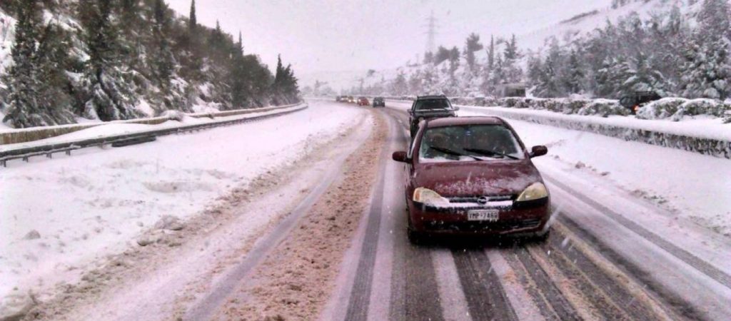 Καιρός: Διακοπή της κυκλοφορίας στη λεωφόρο Πάρνηθος λόγω χιονόπτωσης