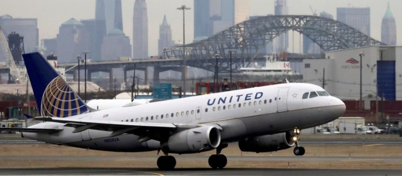 United Airlines: Κατέβασε από αεροσκάφος επιβάτη που επέμενε να φοράει στρινγκ αντί για μάσκα (βίντεο)