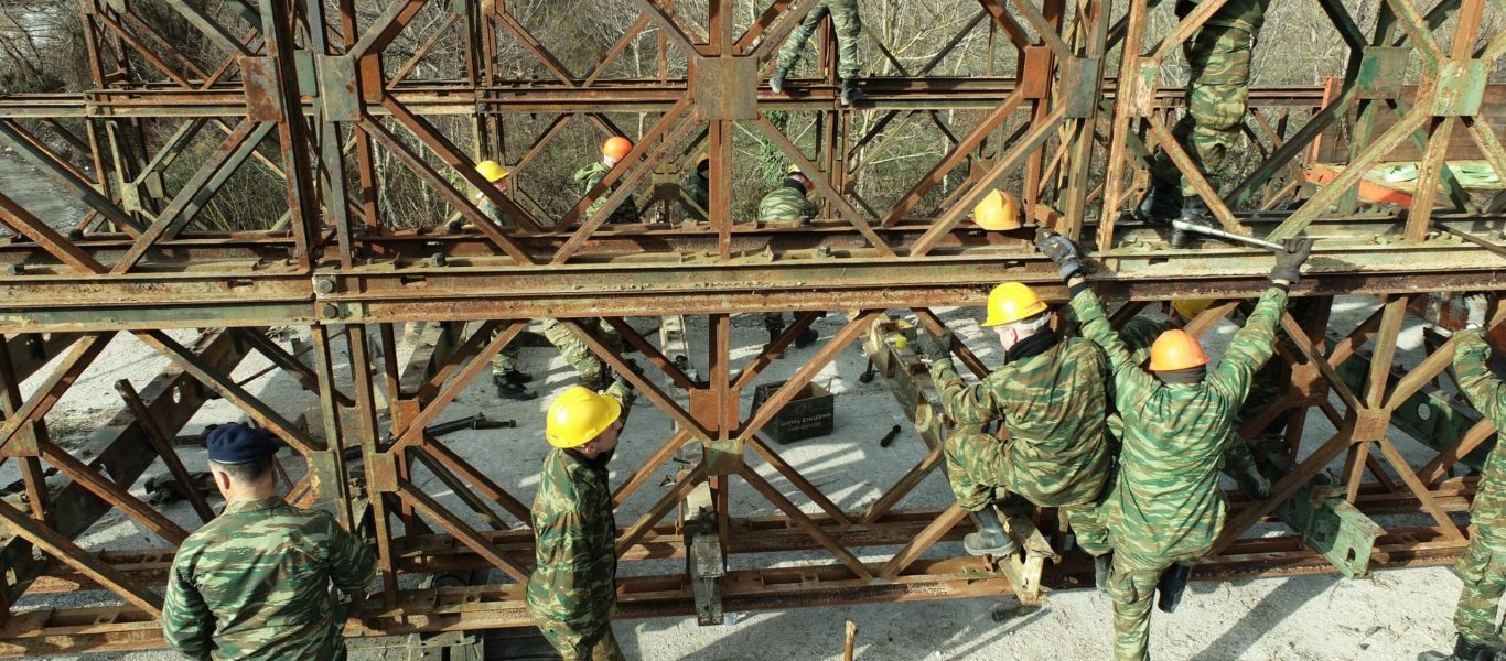 Τοποθέτηση γέφυρας τύπου Bailey στον ποταμό Άραχθο από τον στρατό – Δείτε εικόνες (φωτο)