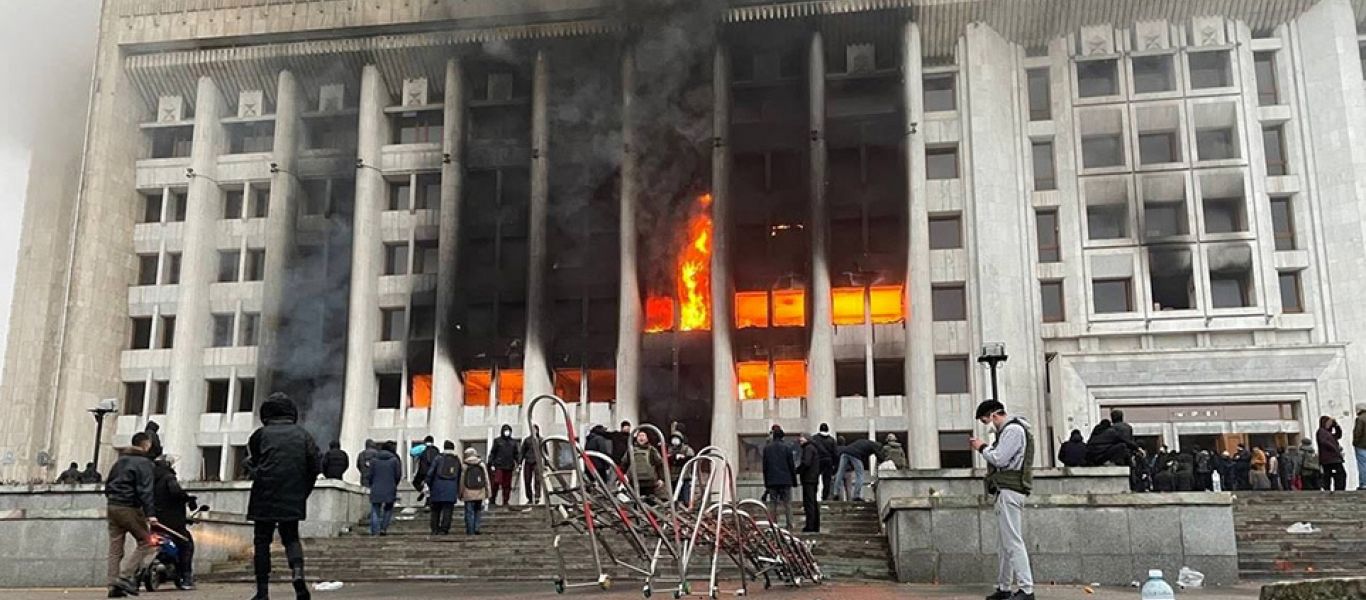 Συνεχίζονται οι ταραχές στο Καζακστάν – Η ΕΕ στέλνει… προειδοποιήσεις στην Ρωσία που αποκαθιστά την τάξη (βίντεο)