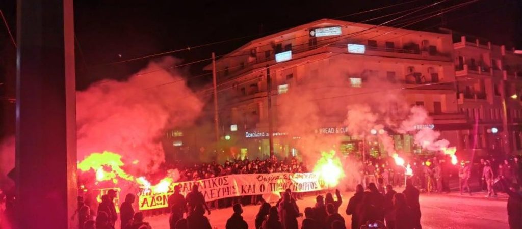 Σε εξέλιξη το συλλαλητήριο διαμαρτυρίας της Original 21 για τα μέτρα στα γήπεδα- ‘Έκλεισε η Δεκελείας (βίντεο)