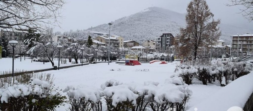 Φλώρινα: Σε απόγνωση οι κάτοικοι: «Δεν ήρθε και κανείς να καταγράψει τις ζημιές» – Ισχυροί μετασεισμοί και χιόνι