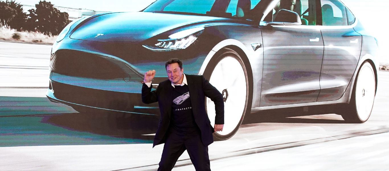 Στα «κάγκελα» οι ιδιοκτήτες των Tesla – Πλήρωσαν αδρά το αμάξι… και κρυώνουν!