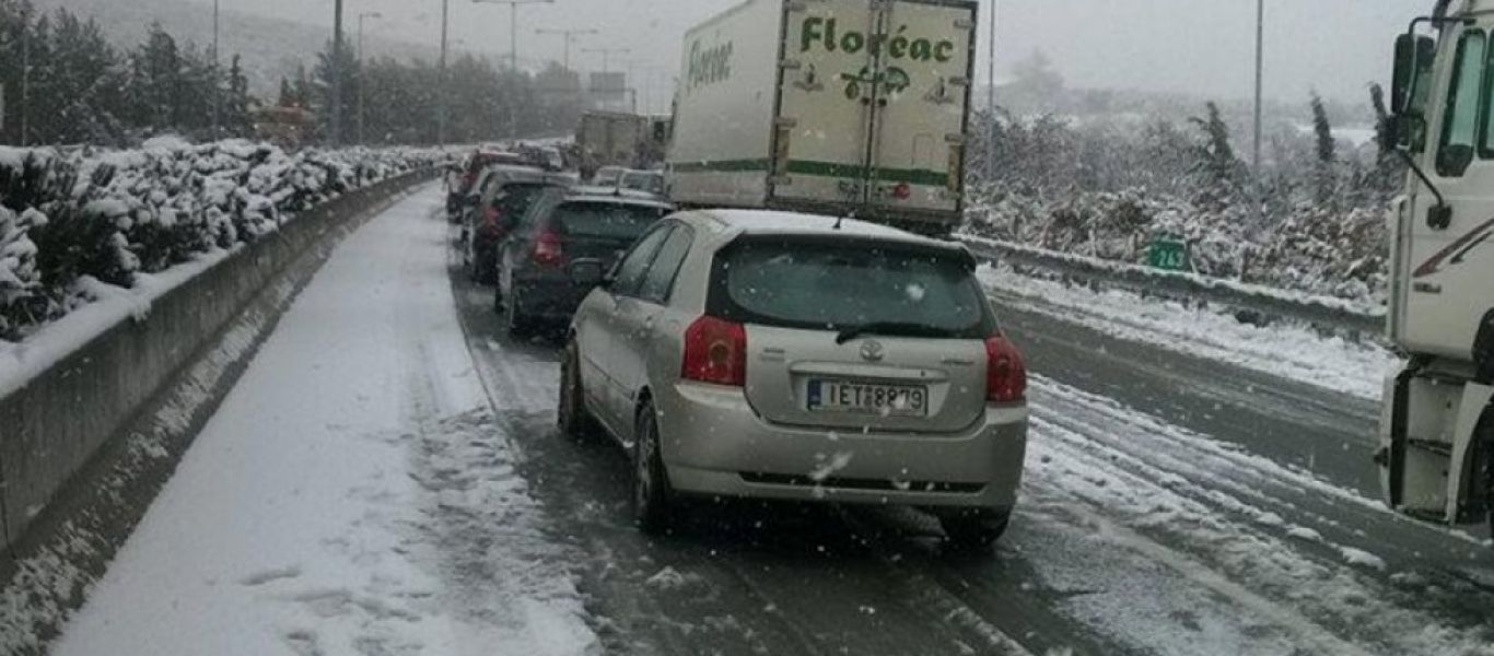 Δεκάδες ακινητοποιημένα οχήματα στη Λεωφόρο Μαραθώνος λόγω χιονόπτωσης