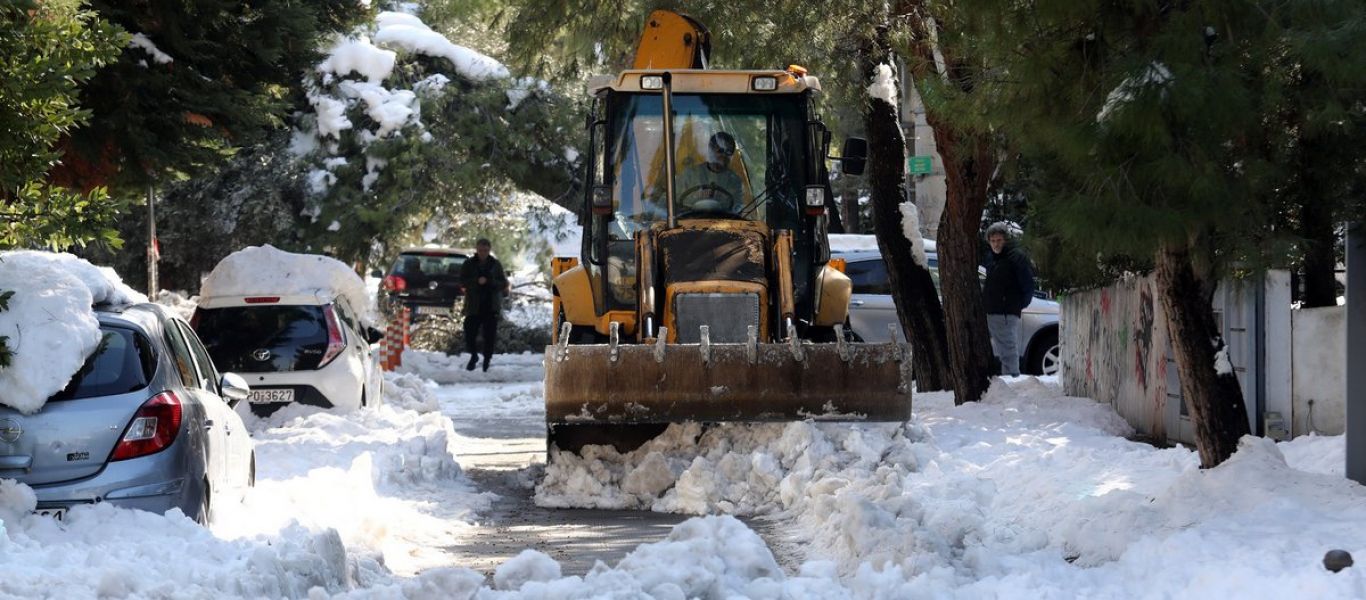 Αγία Παρασκευή: Κλειστοί παραμένουν οι μικρότεροι δρόμοι εξαιτίας του χιονιού