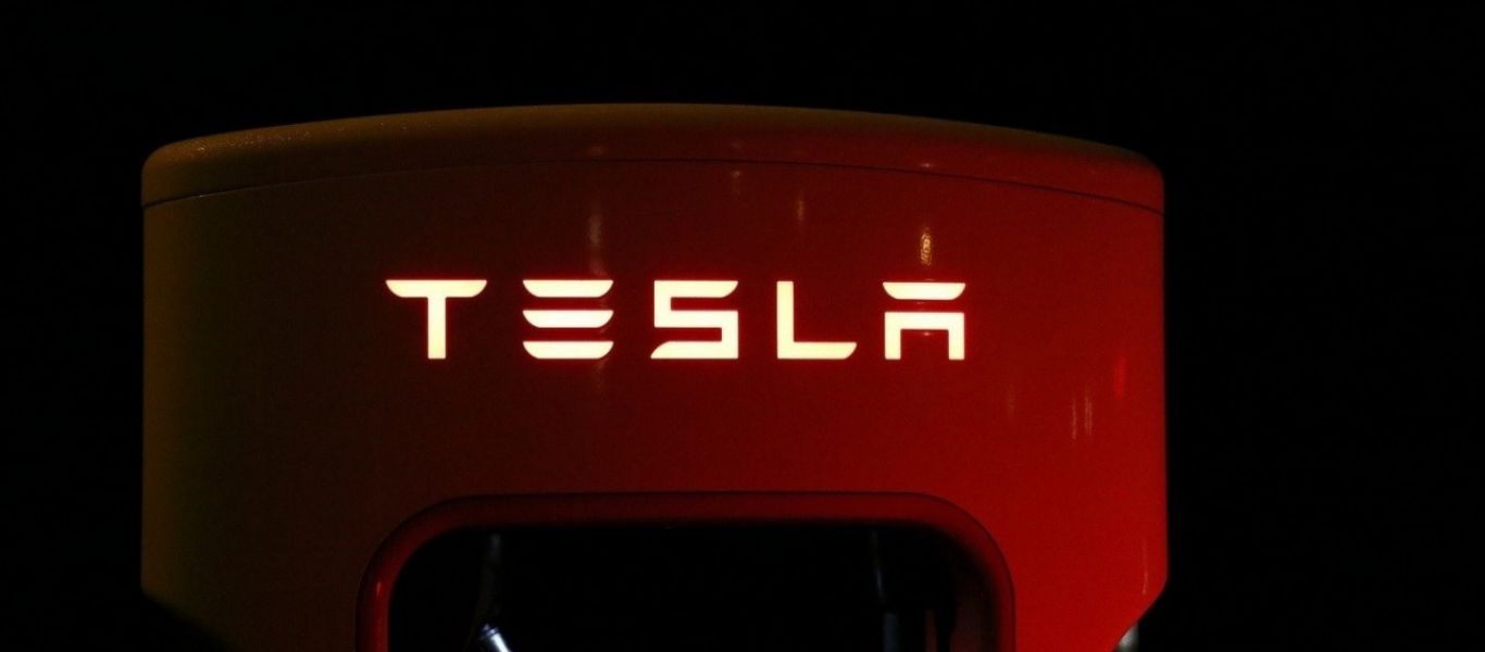 ΗΠΑ: Η Tesla ανακαλεί 54.000 οχήματα – Δεν σταματούν σε διασταυρώσεις και σε πινακίδες Stop