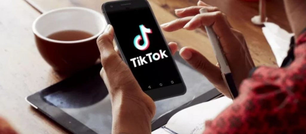 TikTok: Αναζητά τρόπους για να περιορίσει την πρόσβαση ανηλίκων σε ακατάλληλο περιεχόμενο