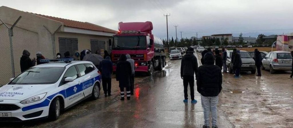 Χάος στο Πουρνάρα: Πάνω από 35 τραυματίες μετά από βίαια επεισόδια