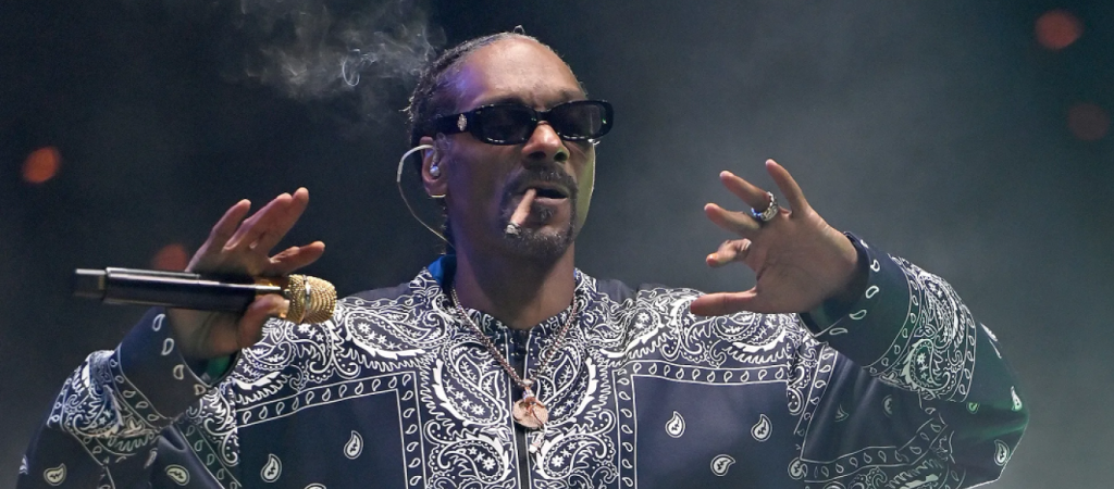 Super Bowl: Ο Snoop Dogg «πιάστηκε» να καπνίζει λίγα λεπτά πριν βγει στη σκηνή (βίντεο)