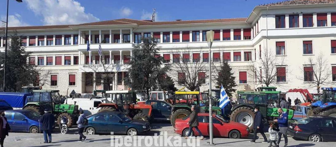 Αγρότες κατέκλεισαν με τα τρακτέρ το κέντρο των Ιωαννίνων (φώτο)