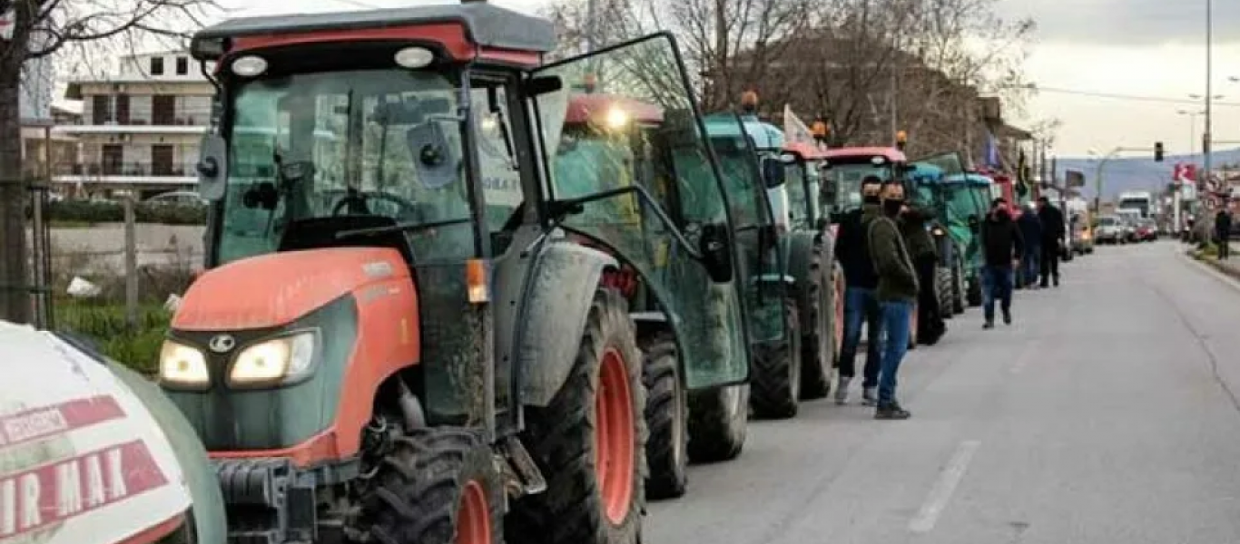 Αγροτικές κινητοποιήσεις: Απέκλεισαν το κτίριο της Περιφέρειας Δυτικής Μακεδονίας τα τρακτέρ – Άνοιξαν τα διόδια