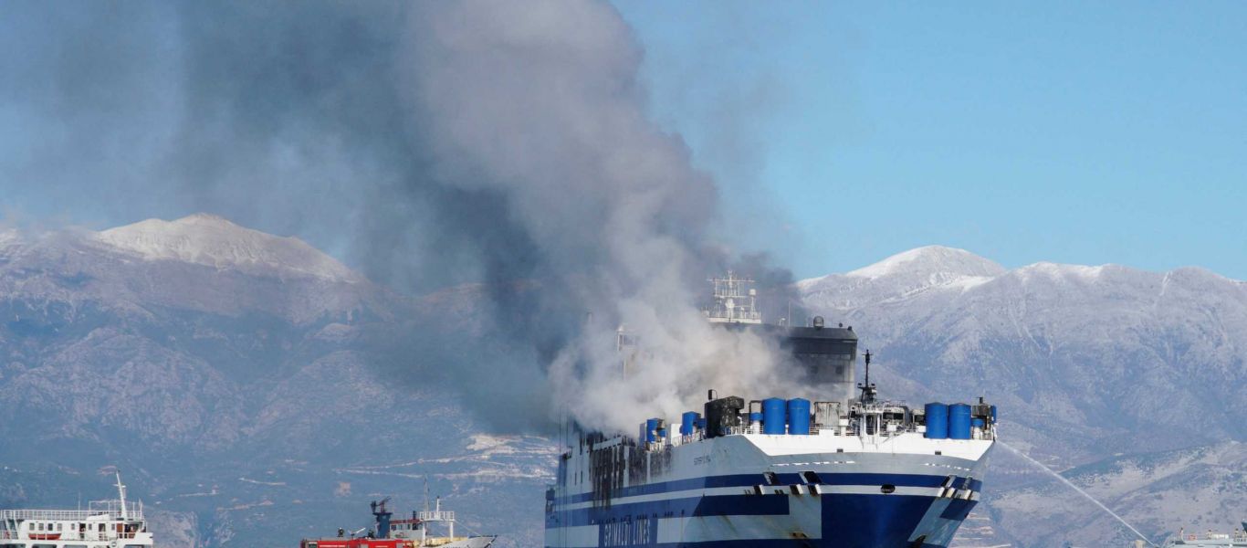 Στο νοσοκομείο οι 3 πυροσβέστες της ΕΜΑΚ που διέσωσαν τους οδηγούς του φλεγόμενου πλοίου – Ενεργές ακόμα εστίες