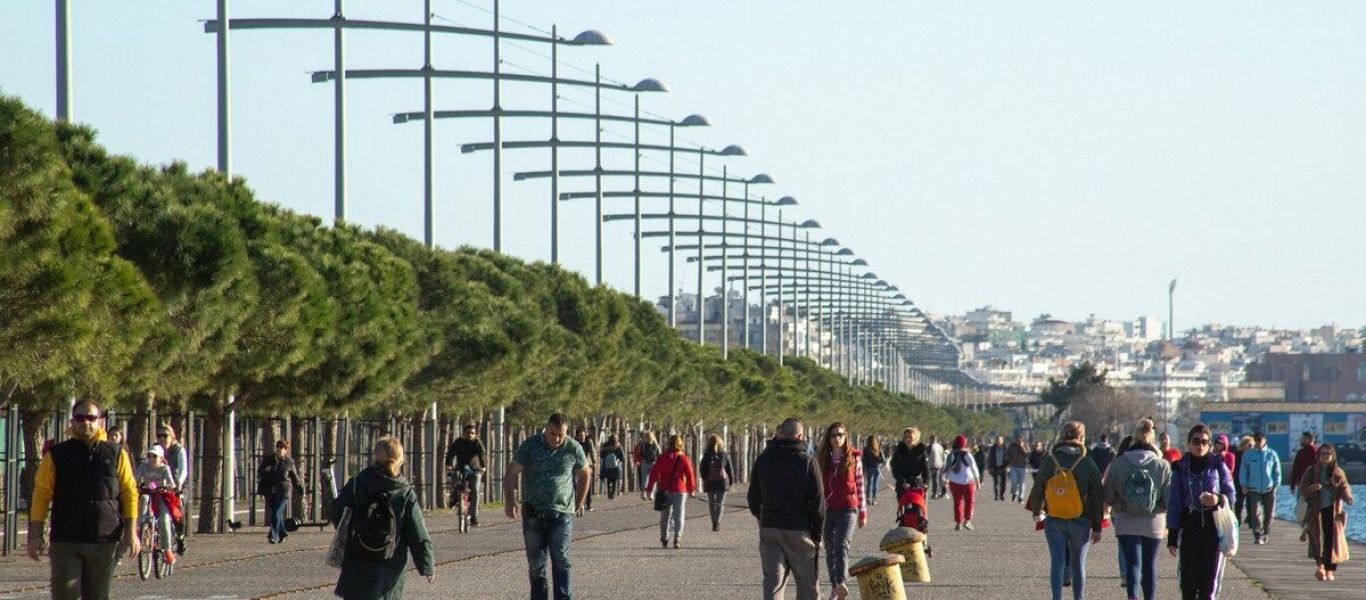 «Βούλιαξε» από κόσμο η παραλία της Θεσσαλονίκης – Βόλτα με σύμμαχο τον ηλιόλουστο καιρό (βίντεο)