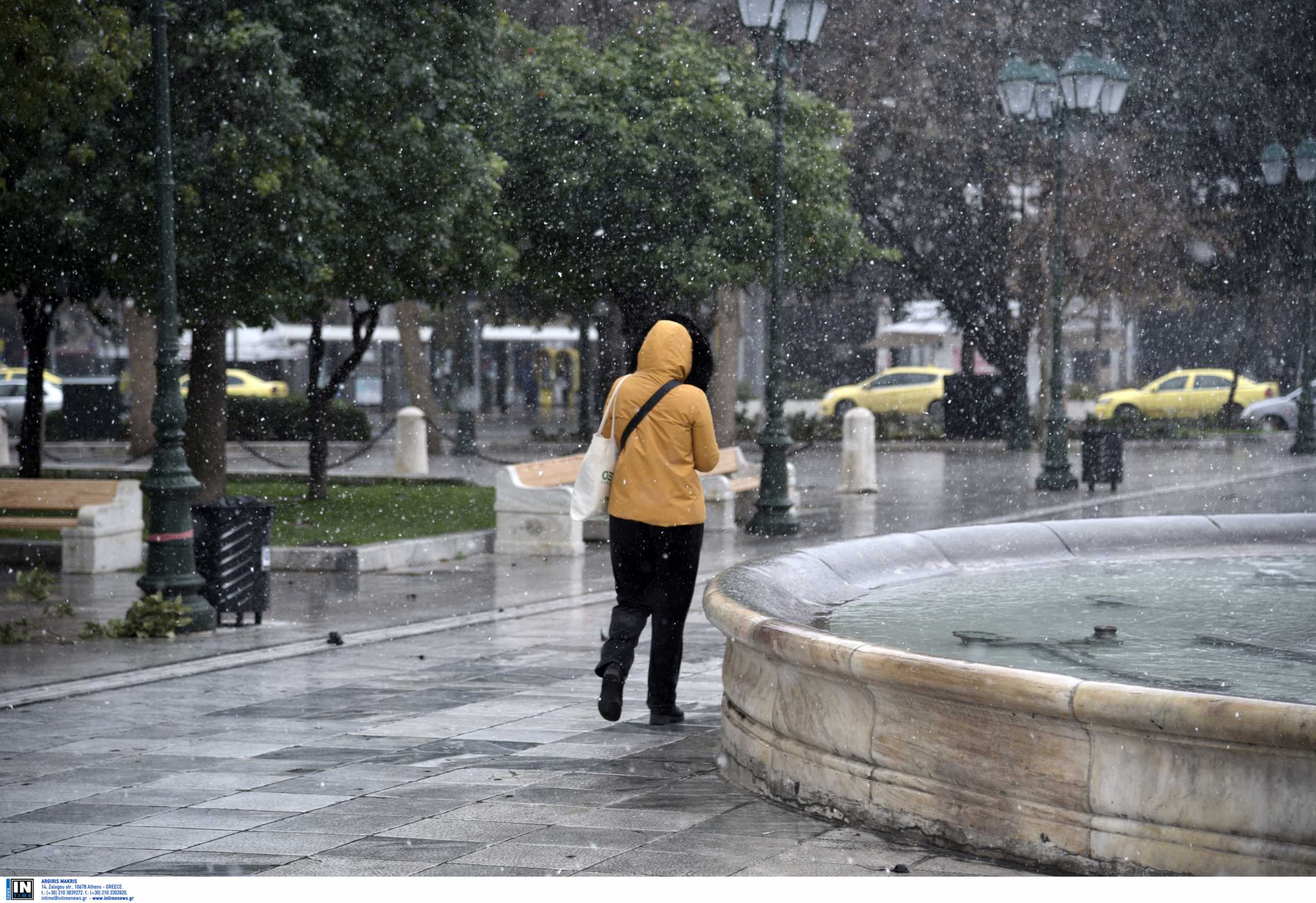 Καιρός: Βροχερό σκηνικό σήμερα – Πού θα πέσουν χιόνια